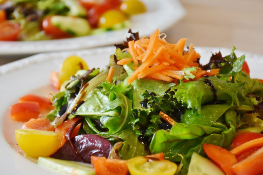 Frischer gemischter Salat mit Gemüse und Dressing von La Cantina Hallein zur Lieferung